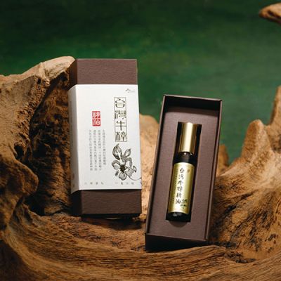 台 灣 牛 樟 樹 精 油