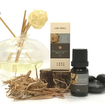 台 灣 牛 樟 樹 純 精 油